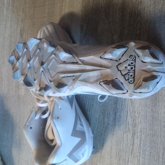 Size 10 adidas football cleats - Picture 2 of 2